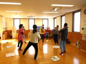 親子ふれあい３B体操👶平松弘子先生（予約６組親子）・午後～おひなさま制作🎎おひな様に変身！写真ブース